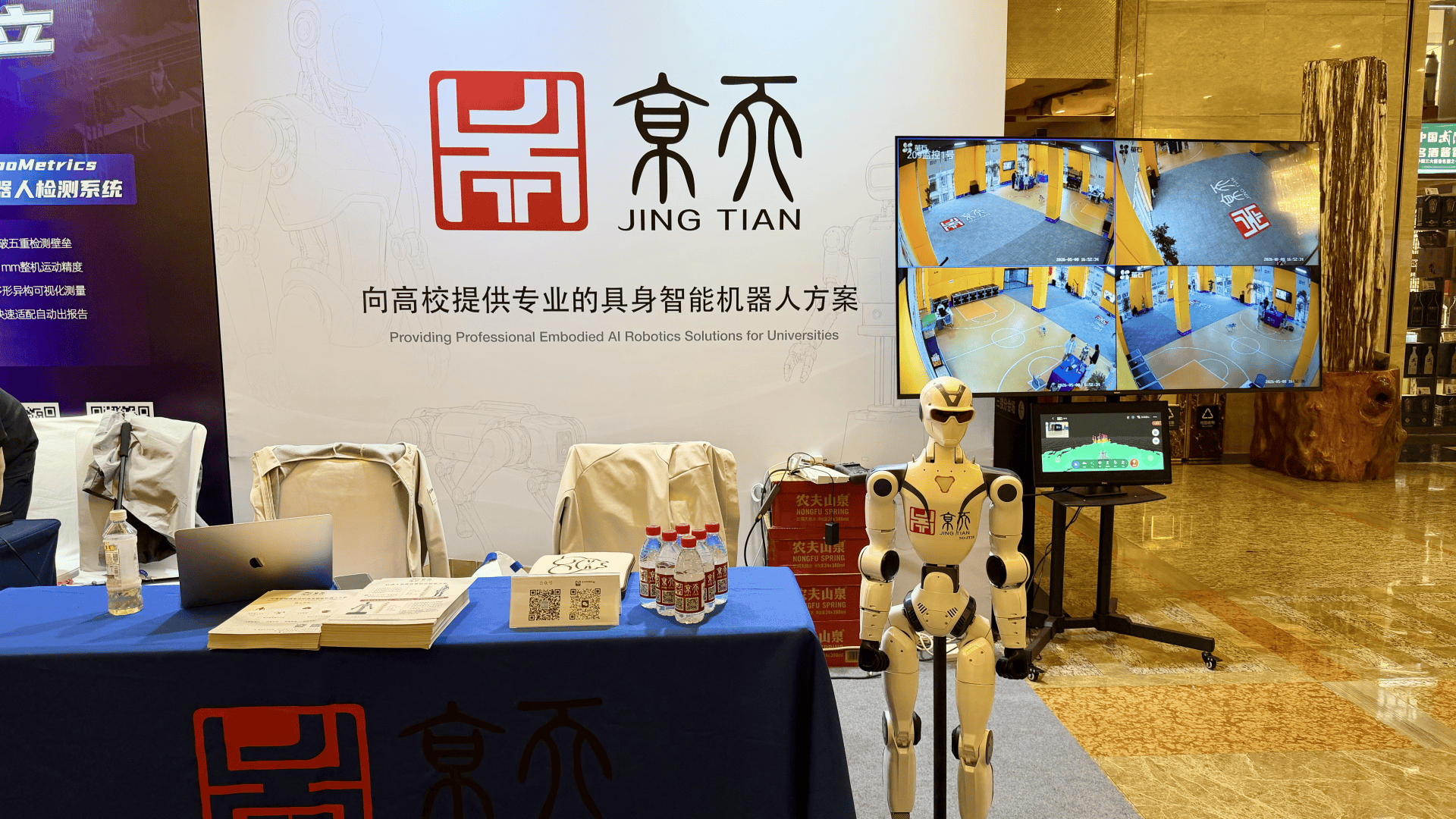 人形展台合照.png